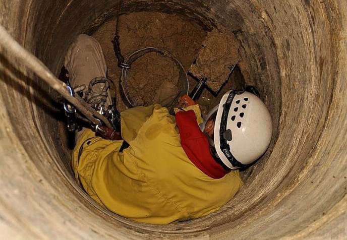 Воду откачивают, а со дна сооружения убирают песок