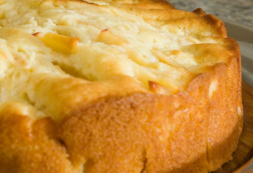 Рецепт шарлотки с мёдом в мультиварке