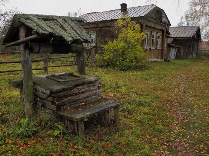 У деревянных колодцев часто из строя выходит та часть, которая располагается над землёй