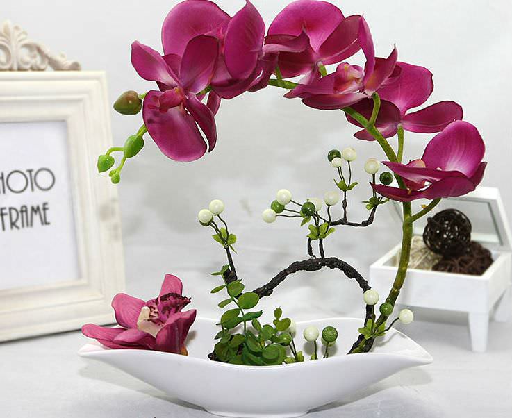 Оптимальный вариант для кашпо – двойная конструкция: внутренний горшок, выполненный из пластика и обладающий дренажными отверстиями, и внешний горшок, изготовленный из стекла или керамики