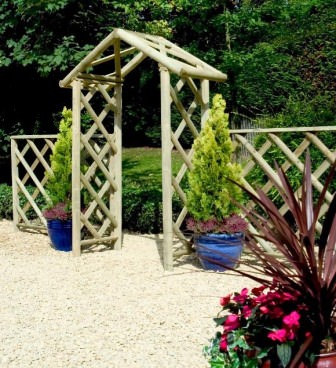 Обязательно обратите внимание и на декоративные деревянные арки для дачи