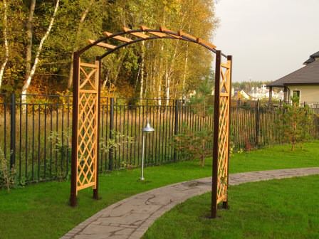 Деревянные арки разного назначения на дачном участке
