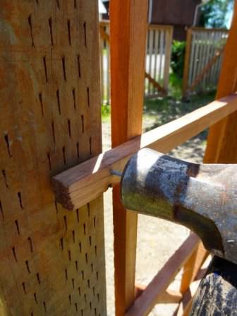 После разметки и установки основания деревянной арки, переходим к возведению каркаса