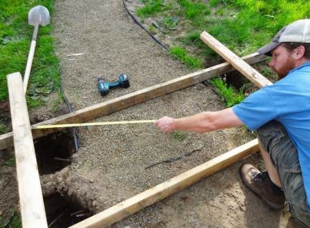 Тщательно подготовьте место для сооружения конструкции, нанесите разметку