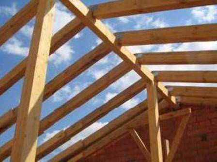 Крышу арки можно строить по подобию навеса, перевязывая ее с рядом стоящими зданиями