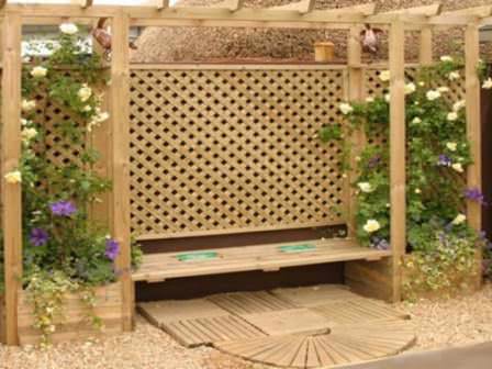 Оригинальный вариант деревянной арки, который подойдет под многие растения