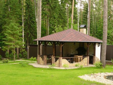 Беседка в саду — классическая зона отдыха на даче