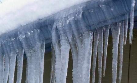 Убирать снег и лед с крыши дома можно разными способами, выбирайте самый практичный и безопасный