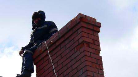 Забитый дымоход может стать серьезной проблемой, а потому сажу надо трусить вовремя