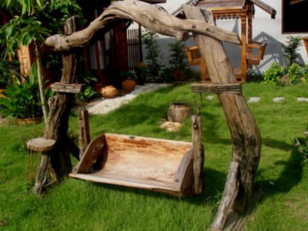 Великолепный образец деревяннык качелей на даче своими руками
