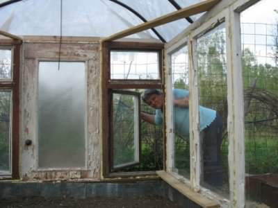 Из старых окон на даче всегда можно сделать теплицу или парник