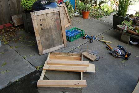 Если на даче есть ненужные доски, из них всегда можно сделать полки, стеллажи и ящики