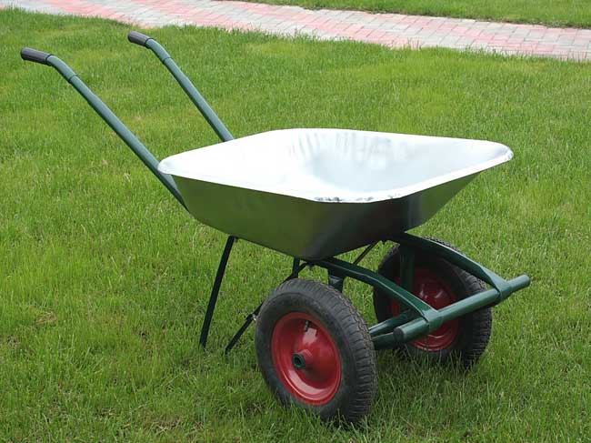 Дачная тележка для инструмента и инвентаря может быть достаточно универсальной