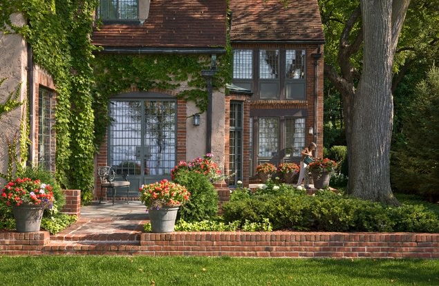 Оформить придомовую территорию можно как уже готовыми скульптурными композициями и стилизованными элементами, так и самостоятельно выполненными конструкциями