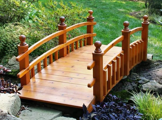 Деревянные мостики просто идеально подходят для загородных участков с уже возведёнными постройками