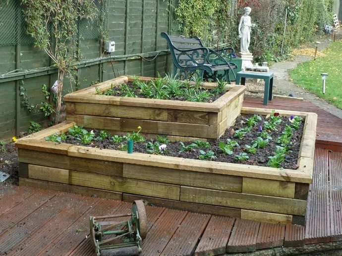 Готовые грядки, которые можно приобрести в специализированных магазинах значительно облегчают труд садовода