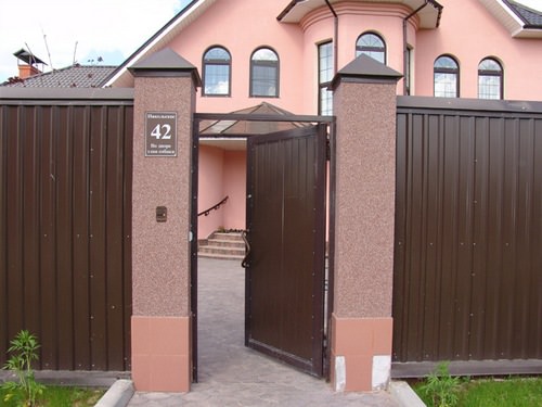 Калитка из профнастила – один из наиболее приемлемых и доступных вариантов создания надежной и долговечной конструкции