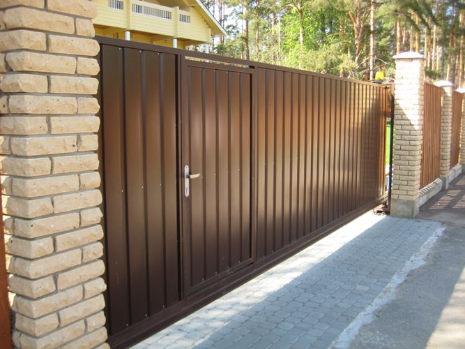 Для создания долговечной и максимально эстетичной калитки и ворот, нужно правильно выбрать строительный и отделочный материал