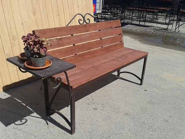 Скамеечки часто имеют витые ножки, украшенные различными декоративными элементами