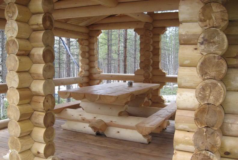 Лавочки для беседки превращают пространство не только в очень удобное место для отдыха, но и являются настоящим украшением всего ландшафта