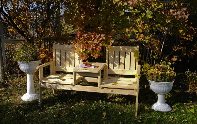 Вместо перил могут быть использованы оригинальные предметы