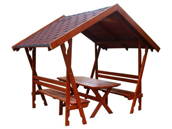 Садовые скамьи или мини-беседки создаются с навесом из сотового поликарбоната или из металлической черепицы