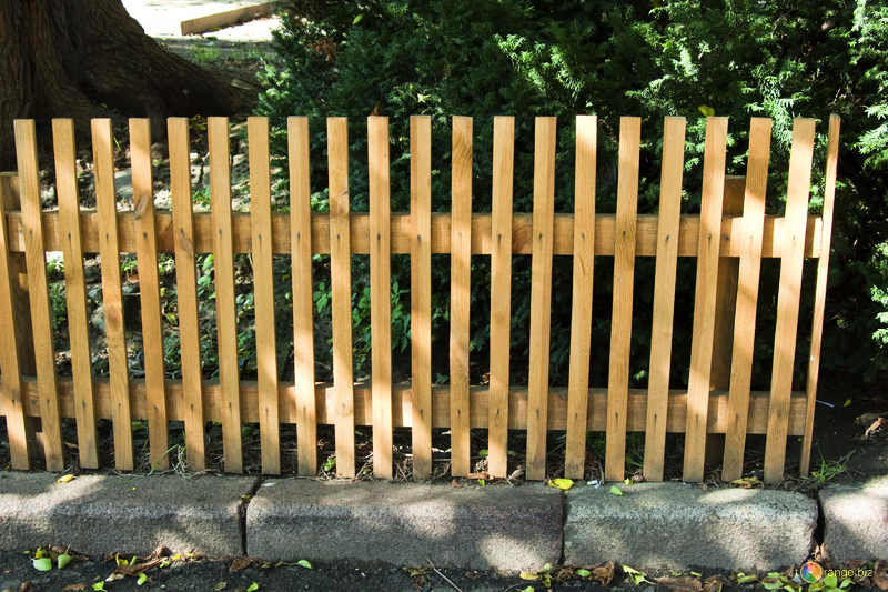 Одной из самых декоративных конструкций по праву является легкая решетка