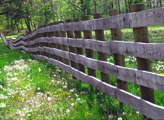 Забор Ранчо представлен определенными пролетами, выполненными из досок или брусков, которые располагаются горизонтально