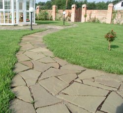 Благоустроенную дачу трудно представить без красивых дорожек