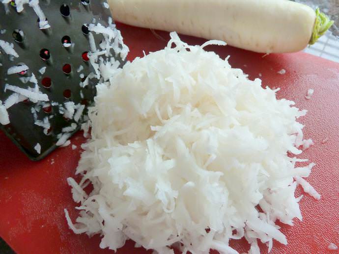 Сок редьки или ее измельченная мякоть используются для избавления от застарелого кашля и проявлений бронхита