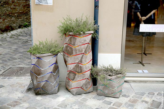 Выполненные из цветных бетонных смесей вазоны и цветочницы используются не только по своему прямому назначению, но и как очень привлекательный, декоративный элемент