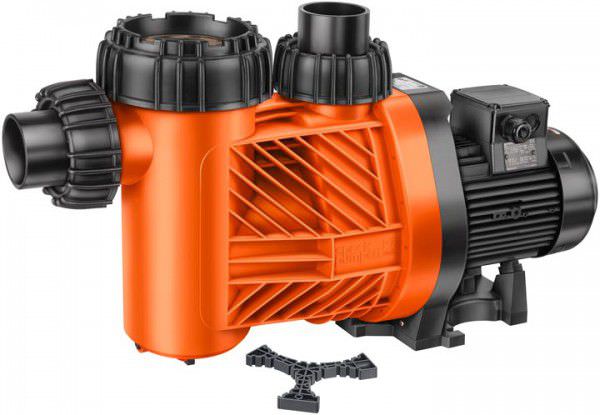 Самовсасывающий насос для бассейна – наиболее распространенный вид, способный поднимать воду на высоту в три метра