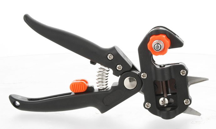 Прививочный секатор отличается фигурным ножом, позволяющим сделать профессиональный зеркальный срез, как на привое, так и на подвое