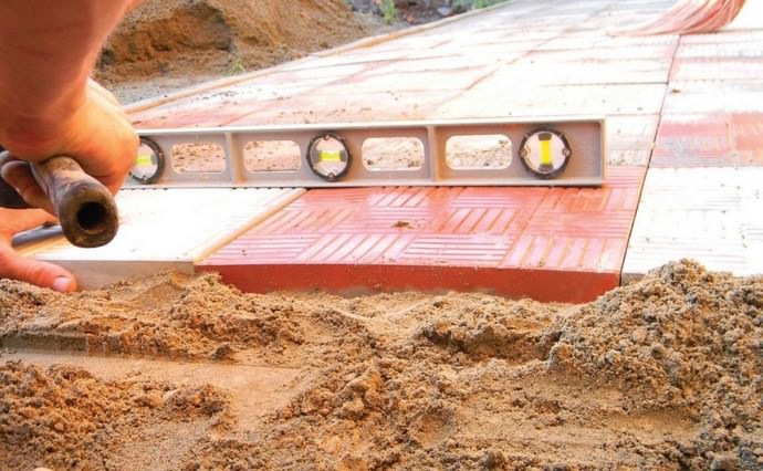 Камень можно укладывать на песчаную основу