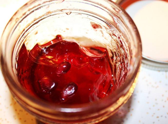 Из гранатового сока можно приготовить и вкусное, слегка терпкое варенье