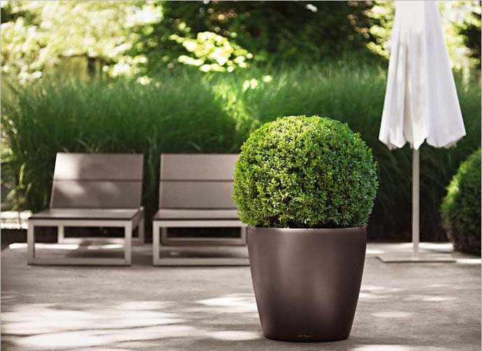 Современные уличные кашпо прекрасно вписываются практически в любой декор