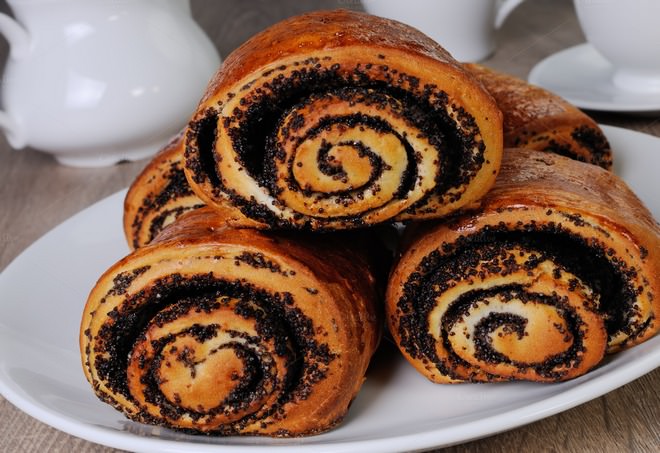 Булочки с маком получаются пышными, нежными, а маковая начинка отличается мягкостью и притягательным ароматом