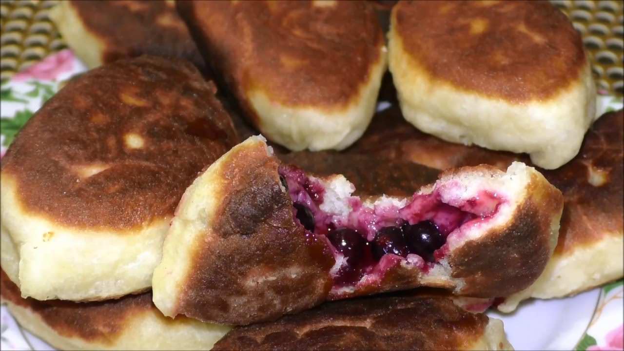 Домашние пирожки с черными ягодами не только вкусны, но и очень полезны