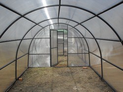 Многие огородники не знают, как производится правильная обработка теплицы из поликарбоната осенью
