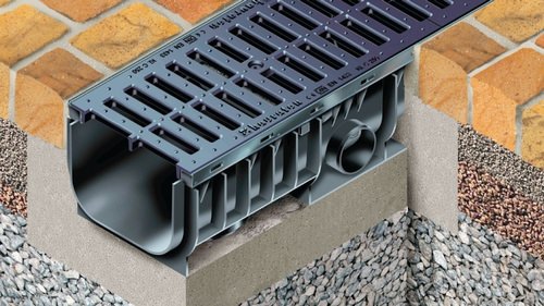 Устроить дренажную систему на участке своими руками вполне возможно с минимальными затратами