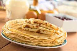 Из прокисшего молока можно приготовить вкусные блины, имея минимальный набор продуктов