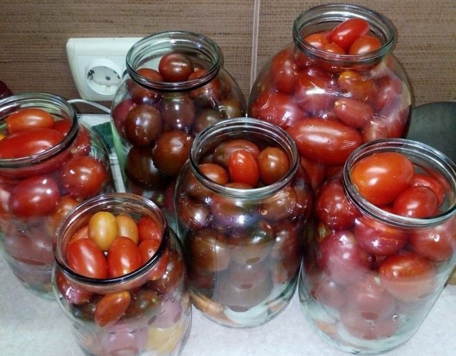 Если хотите немного украсить свои зимние заготовки, сделать их разнообразнее, попробуйте закупорить и черные помидоры