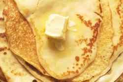 Политый жидким медом, смазанный сливочным маслом блин...вкуснятина!