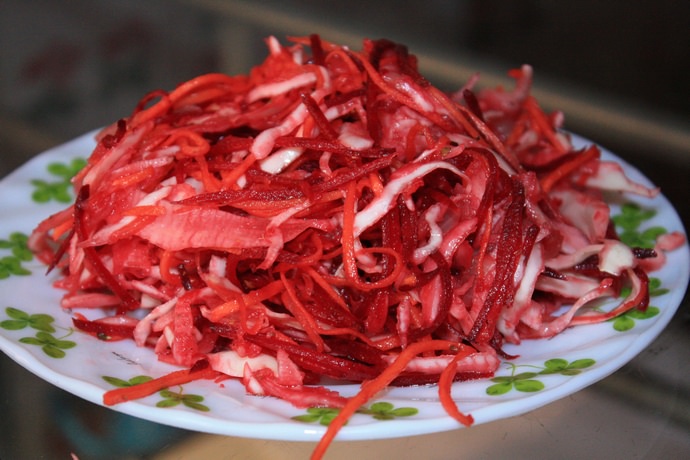 Для реализации подойдет любой рецепт салата, главное, чтобы он был вкусным и мог длительно храниться