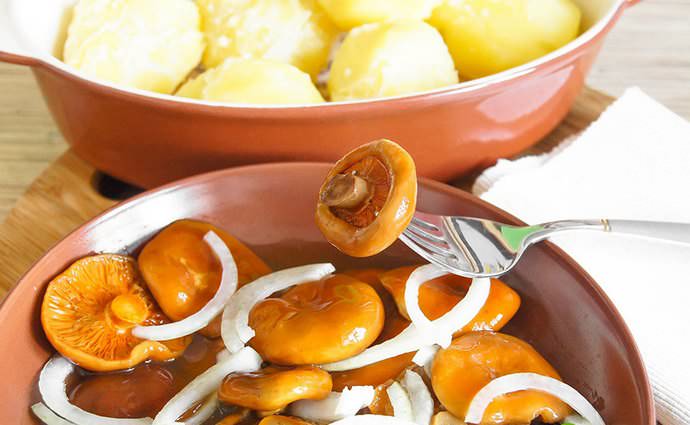 Соленые и маринованные рыжики являются достаточно калорийным продуктом