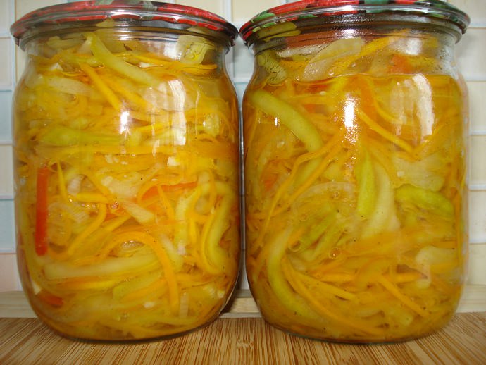 Повысить питательные качества лукового салата можно, добавив в него кабачков