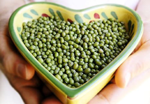 Кроме свежих овощей и фруктов, роль палочки-выручалочки могут выполнять пророщенные семена культурных растений