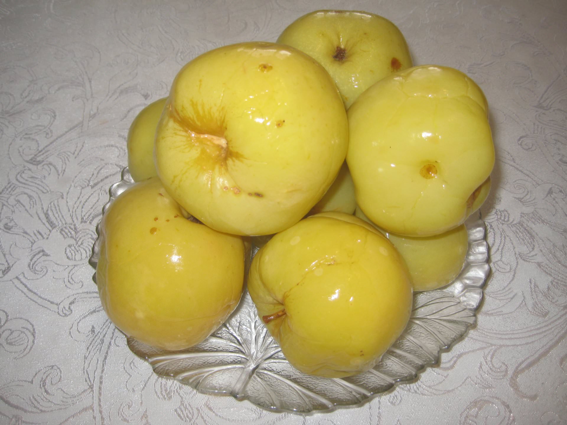 Яблоки, квашенные рассолом, должны настаиваться 3 недели