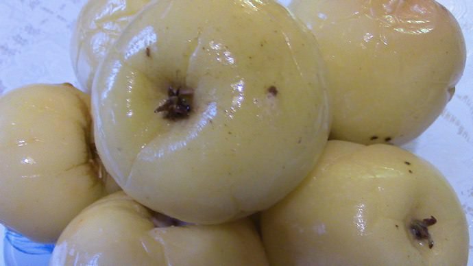 Квашеные яблоки являются одним из любимых зимних десертов людей