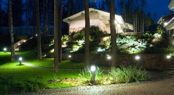 Как красиво оформить освещение участка